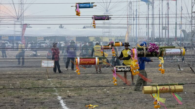 ปทุมธานี – ระเบิดศึกจรวดมอญจิ๋ว ลุ้นสนุกประทับใจนักท่องเที่ยว