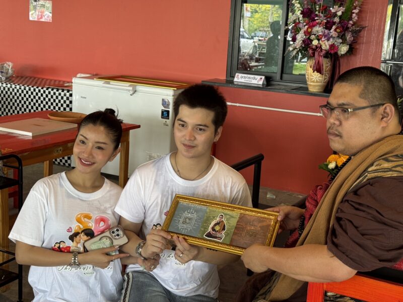 ปทุมธานี – แพรวพราวซันเปิดหมูกระทะฤาษีเณรเจิมปฐมฤกษ์คอหวยแห่ส่องเลขโต๊ะ