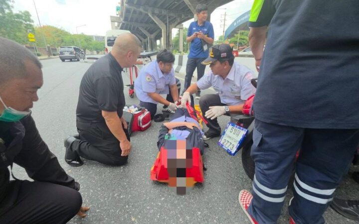 ปทุมธานี – ผอ.สนร.นทพ. นำกำลังพลลุยช่วย 2 อุบัติเหตุซ้อนหน้าหน่วย เร่งปฐมพยาบาล ประสานกู้ภัยส่งโรงพยาบาลทันท่วงที