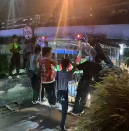 หวิดเจ็บหนักยกคันหนุ่มเมียนมาขับรถสองแถวพาคนงานร่วมชาติมาเต็มคันพุ่งมุดชนคานสะพานกลับรถอ้าง GPS พามา
