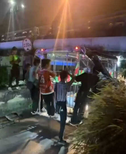 หวิดเจ็บหนักยกคันหนุ่มเมียนมาขับรถสองแถวพาคนงานร่วมชาติมาเต็มคันพุ่งมุดชนคานสะพานกลับรถอ้าง GPS พามา