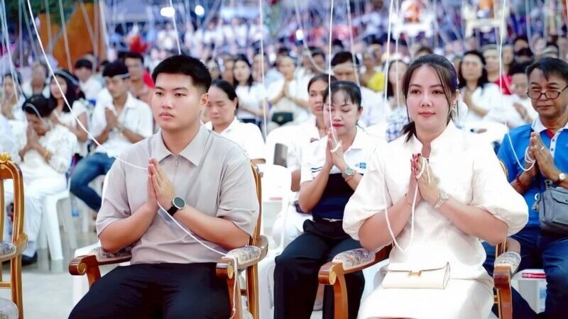 ” สจ.กิ๊บคนดังบ้านบึงพร้อมนายกน้ำพุ” รวมสมทบทุนพิธีทอดผ้าป่าซื้อที่ดินธรณีสงฆ์ และร่วมพิธีสวดภาณยักษใหญ่ ณ วัดนาเขื่อน ตำบลนาป่าอำเภอเมืองจังหวัดชลบุรี