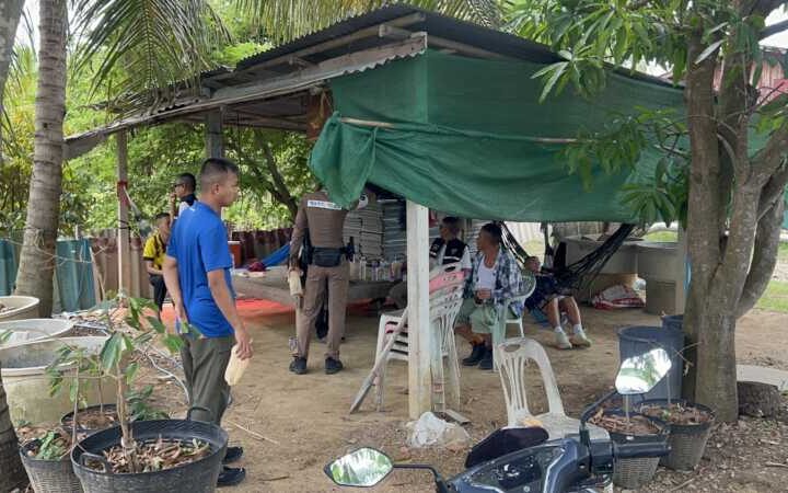 อ่างทอง – คืบหน้าเพื่อนบ้านโหดบุกปีนรั้วใช้ไม้ตีชายวัย65ดับสลดคาบ้าน ด้านเมียเผยถูกกล่าวหาหลอกหลอนมานาน ทางเจ้าหน้าที่ตำรวจกดดันในพื้นที่คาดยังไม่ไปไหน