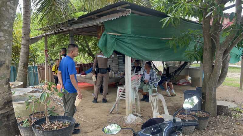อ่างทอง – คืบหน้าเพื่อนบ้านโหดบุกปีนรั้วใช้ไม้ตีชายวัย65ดับสลดคาบ้าน ด้านเมียเผยถูกกล่าวหาหลอกหลอนมานาน ทางเจ้าหน้าที่ตำรวจกดดันในพื้นที่คาดยังไม่ไปไหน