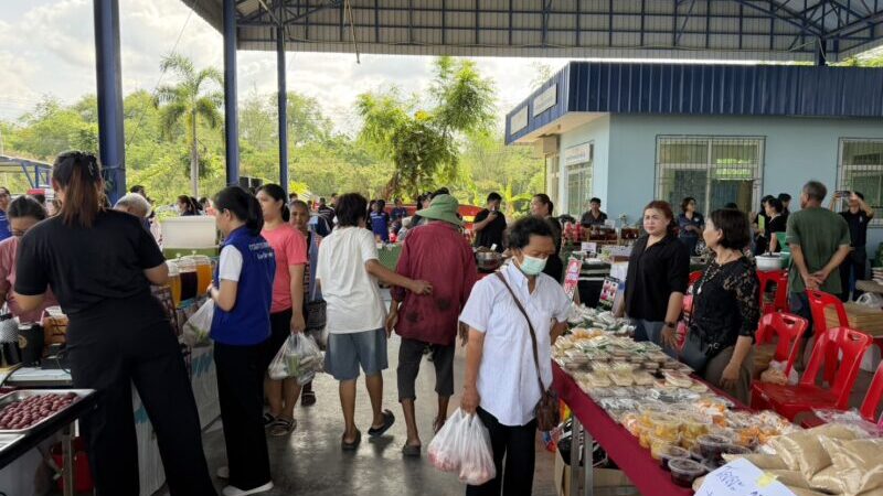 อ่างทอง – จัดต่อเนื่องไทยช่วยไทยสินค้าราคาประหยัดขนสินค้าราคาประหยัดในกิจกรรมธงฟ้ามาให้บริการประชาชนได้เลือกซื้อหาเป็นการบรรเทาค่าครองชีพ ส่งเสริมให้ผู้ประกอบการเข้าถึงชุมชนโดยตรง