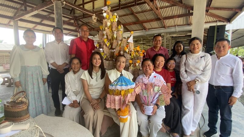 อดีตผู้อำนวยการสำนักงานสรรพสามิตภาคที่ 8 นำคณะเจ้าหน้าที่ทอดผ้าป่าสามัคคี สมทบทุนสร้างอุโบสถวัดวังโต้ (ต้นตะเคียน) อำเภอนาทวี