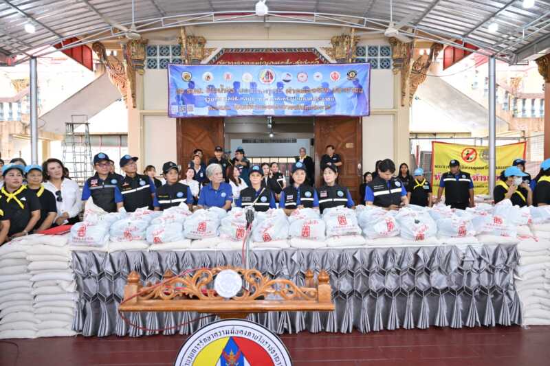 กองอำนวยการรักษาความมั่นคงภายในราชอาณาจักร จัดโครงการ “กอ.รมน. ปันน้ำใจ บรรเทาทุกข์ค่าครองชีพประชาชน” จับมือ มูลนิธิป่อเต็กตึ๊ง มูลนิธิไทยอาสาป้องกันชาติ และภาคีเครือข่ายภาคประชาชน มอบสิ่งของอุปโภคบริโภค บรรเทาทุกข์ค่าครองชีพของประชาชน ณ บริเวณวัดท่าพระ เขตบางกอกใหญ่ กรุงเทพฯ
