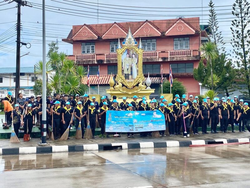 ตราด เทศบาลตําบลคลองใหญ่ จัดกิจกรรมจิตอาสาพัฒนา เนื่องในโอกาสวันคล้ายวันพระราชสมภพ สมเด็จพระนางเจ้าสุทิดาพัชรสุธาพิมลลักษณ พระบรมราชินี