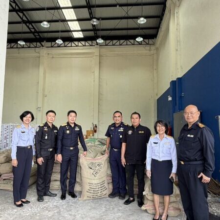 ประจวบคีรีขันธ์ _รวบคารถบรรทุก! ศุลกากรประจวบฯ สนธิกำลังด่านกักกันสัตว์ฯ ด่านตรวจพืชฯ สกัดจับเมล็ดกาแฟดิบเถื่อน 9.6 ตัน มูลค่าทะลุ 7.6 ล้านบาท