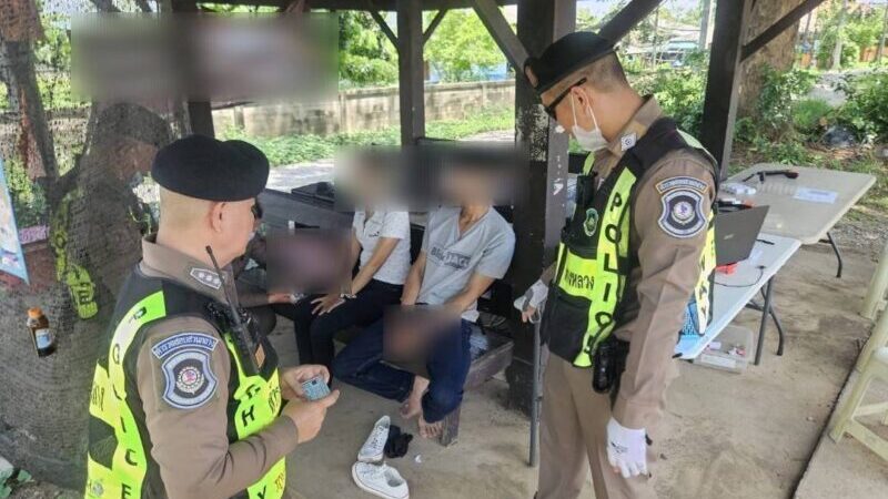ตำรวจทางหลวงลำปางรวบ 2 ผู้ต้องหาคาด่านตรวจ พบยาบ้าซุกในรถ ตรวจปัสสาวะเป็นสีม่วงทั้งคู่