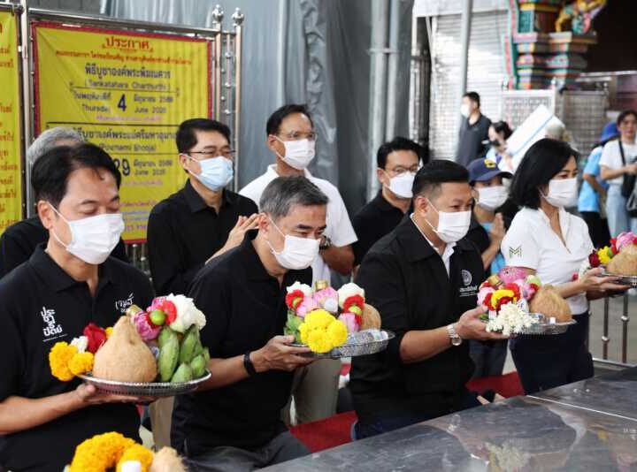 ‘อนุชา’ ลงพื้นที่วัดแขก บางรัก ชูเศรษฐกิจชุมชน–สตรีทฟู้ด–ตรวจสอบทุจริต ซัดปมส่วย กทม. “ถ้าหัวไม่ส่าย หางก็ไม่กระดิก”