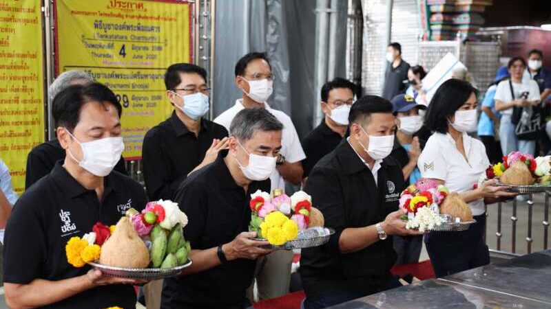 ‘อนุชา’ ลงพื้นที่วัดแขก บางรัก ชูเศรษฐกิจชุมชน–สตรีทฟู้ด–ตรวจสอบทุจริต ซัดปมส่วย กทม. “ถ้าหัวไม่ส่าย หางก็ไม่กระดิก”