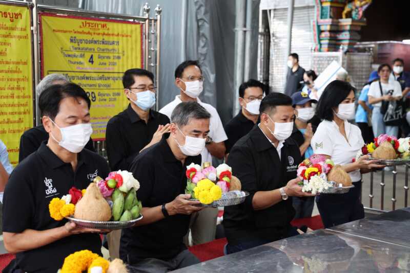 ‘อนุชา’ ลงพื้นที่วัดแขก บางรัก ชูเศรษฐกิจชุมชน–สตรีทฟู้ด–ตรวจสอบทุจริต ซัดปมส่วย กทม. “ถ้าหัวไม่ส่าย หางก็ไม่กระดิก”