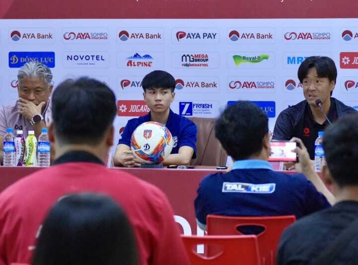 “เนติพงษ์ ศรีทองอินทร์” และ “จิราภรณ์ มงคลดี” แถลงข่าวก่อนการแข่งขันฟุตบอลหญิงอุ่นเครื่องในช่วงปฏิทินฟีฟ่า เดย์ เดือนมิถุนายน