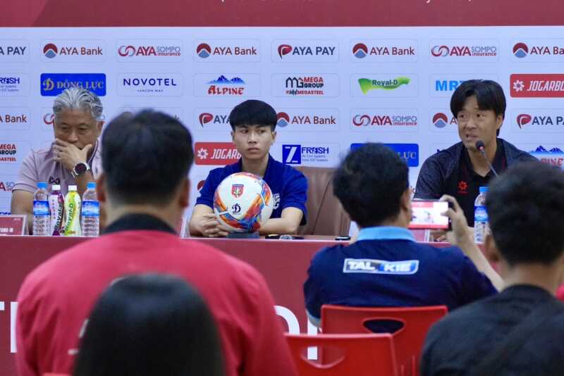 “เนติพงษ์ ศรีทองอินทร์” และ “จิราภรณ์ มงคลดี” แถลงข่าวก่อนการแข่งขันฟุตบอลหญิงอุ่นเครื่องในช่วงปฏิทินฟีฟ่า เดย์ เดือนมิถุนายน