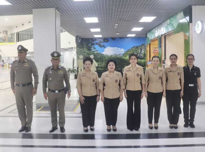 พิษณุโลก ภ.จว.พิษณุโลก วันนี้ (9 มิ.ย. 69) เวลา 08.05 น. พล.ต.ท.กิติศักดิ์ ดุรงควิบูลย์ ผบช.ภ.6 มอบหมายให้ พล.ต.ต.นิคม เครือนพรัตน์ ผบก.ภ.จว.พิษณุโลก ร่วมต้อนรับ คุณฐาณิญา ผิวพรรณ ที่ปรึกษาโครงการครอบครัวตำรวจเราไม่ทิ้งกัน “ด้านตำรวจบาดเจ็บทุพพลภาพ” และคณะตรวจเยี่ยม โครงการครอบครัวตำรวจเราไม่ทิ้งกัน จังหวัดเพชรบูรณ์ จำนวน 3 ราย