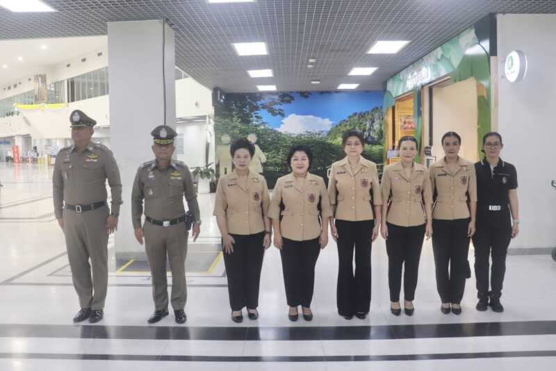 พิษณุโลก ภ.จว.พิษณุโลก วันนี้ (9 มิ.ย. 69) เวลา 08.05 น. พล.ต.ท.กิติศักดิ์ ดุรงควิบูลย์ ผบช.ภ.6 มอบหมายให้ พล.ต.ต.นิคม เครือนพรัตน์ ผบก.ภ.จว.พิษณุโลก ร่วมต้อนรับ คุณฐาณิญา ผิวพรรณ ที่ปรึกษาโครงการครอบครัวตำรวจเราไม่ทิ้งกัน “ด้านตำรวจบาดเจ็บทุพพลภาพ” และคณะตรวจเยี่ยม โครงการครอบครัวตำรวจเราไม่ทิ้งกัน จังหวัดเพชรบูรณ์ จำนวน 3 ราย