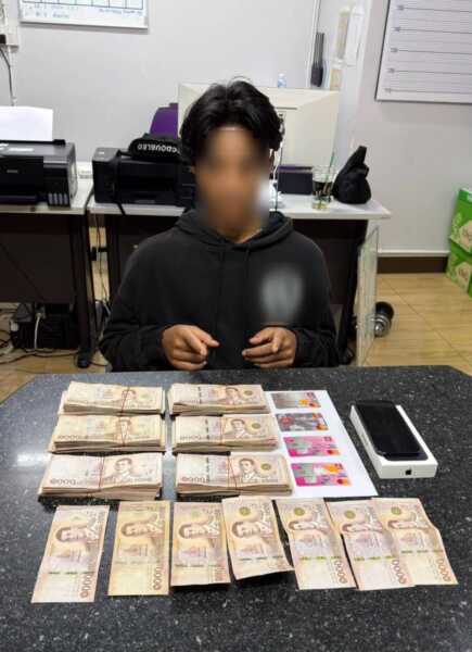 สายตรวจหัวหมาก ตาไวจับพิรุจหนุ่ม เชียงราย ยืนกดเงินสดกว่า 6 แสน อ้างมีคนจีนจ้างมากดเงิน