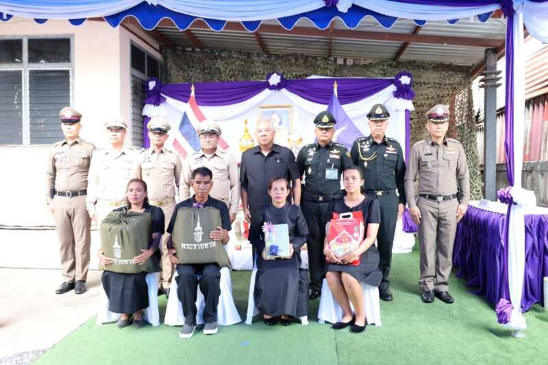 ร้อยเอ็ด มูลนิธิชัยพัฒนา จัดพิธีมอบสิ่งของพระราชทาน แก่ครอบครัวทหารที่บาดเจ็บและเสียชีวิต จากเหตุการณ์ความไม่สงบบริเวณชายแดนไทย-กัมพูชา ในจังหวัดร้อยเอ็ด