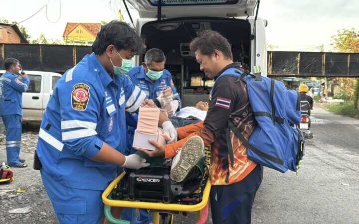 เกิดเหตุระทึก เมื่อชายหนุ่มรายหนึ่งพยายามเดินตัดข้ามสะพานรถไฟหลังออกจากบ้านแฟนสาว เพื่อไปกดเงินจากตู้ ATM แต่กลับต้องเผชิญหน้ากับขบวนรถไฟที่วิ่งมาด้วยความเร็วในระยะกระชั้นชิด ด้วยความตกใจสุดขีดจึงตัดสินใจกระโดดหลบหนีจนพลัดตกจากสะพานสูงลงสู่พื้นเบื้องล่าง ส่งผลให้แขนและขาหัก บาดเจ็บสาหัสนอนร้องด้วยความเจ็บปวด ชาวบ้านพบเห็นแจ้งเจ้าหน้าที่กู้ภัยเร่งเข้าให้การช่วยเหลือปฐมพยาบาลและนำส่งโรงพยาบาลหาดใหญ่อย่างเร่งด่วน