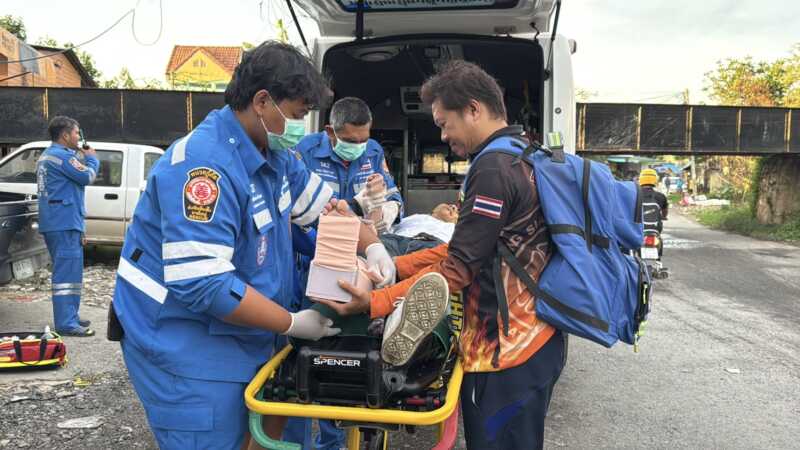 เกิดเหตุระทึก เมื่อชายหนุ่มรายหนึ่งพยายามเดินตัดข้ามสะพานรถไฟหลังออกจากบ้านแฟนสาว เพื่อไปกดเงินจากตู้ ATM แต่กลับต้องเผชิญหน้ากับขบวนรถไฟที่วิ่งมาด้วยความเร็วในระยะกระชั้นชิด ด้วยความตกใจสุดขีดจึงตัดสินใจกระโดดหลบหนีจนพลัดตกจากสะพานสูงลงสู่พื้นเบื้องล่าง ส่งผลให้แขนและขาหัก บาดเจ็บสาหัสนอนร้องด้วยความเจ็บปวด ชาวบ้านพบเห็นแจ้งเจ้าหน้าที่กู้ภัยเร่งเข้าให้การช่วยเหลือปฐมพยาบาลและนำส่งโรงพยาบาลหาดใหญ่อย่างเร่งด่วน