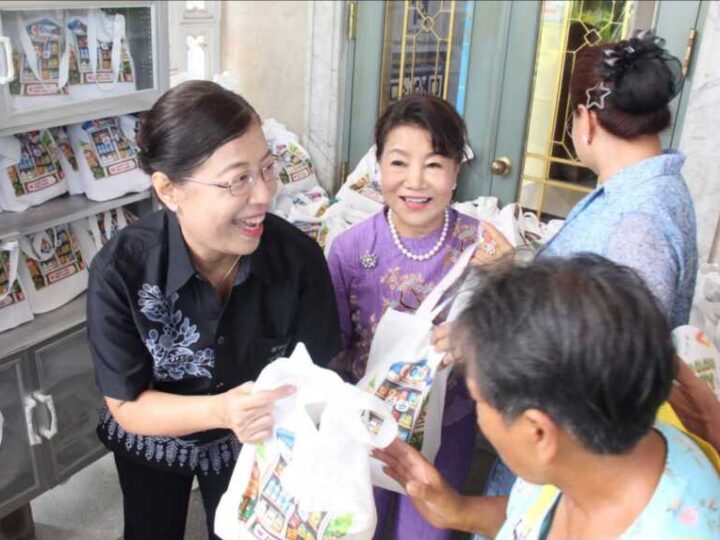 ชลบุรีรวมใจ! มอบ”ถุงปันสุข” 300 ชุดบรรเทาความเดือดร้อนให้ประชาชน