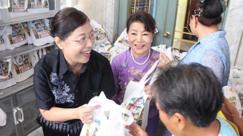 ชลบุรีรวมใจ! มอบ”ถุงปันสุข” 300 ชุดบรรเทาความเดือดร้อนให้ประชาชน