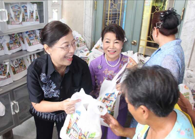 ชลบุรีรวมใจ! มอบ”ถุงปันสุข” 300 ชุดบรรเทาความเดือดร้อนให้ประชาชน