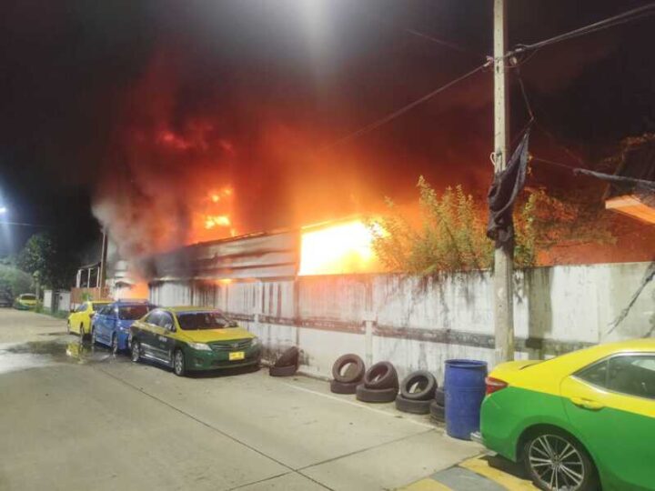 ปทุมธานีไฟไหม้อู่รถย่านรังสิตวอด 4 คันรวดควันโขมงพุ่งทะลักหอพักข้างเคียงโชคดีไร้คนเจ็บ