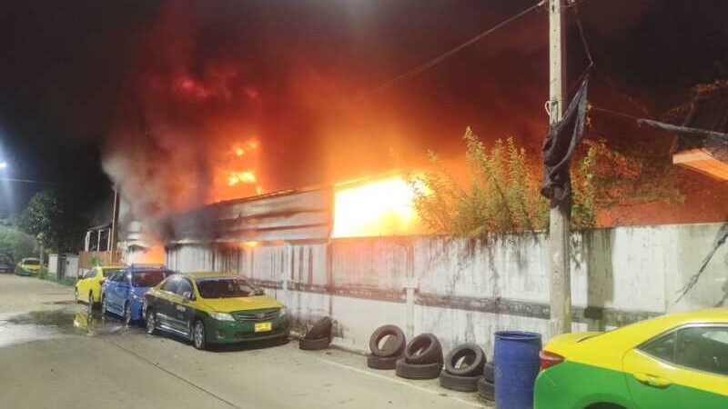 ปทุมธานีไฟไหม้อู่รถย่านรังสิตวอด 4 คันรวดควันโขมงพุ่งทะลักหอพักข้างเคียงโชคดีไร้คนเจ็บ