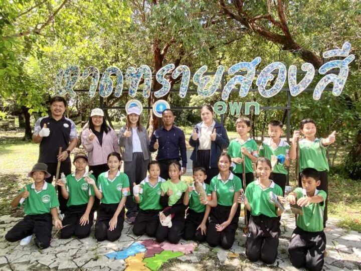 ตราด อบต.ไม้รูดร่วมกับมูลนิธิเพื่อการพัฒนาที่ยั่งยืน จัดกิจกรรมจัดเก็บขยะสถานที่ท่องเที่ยวชายหาดสองสี ต.ไม้รูด อ.คลองใหญ่ จ.ตราด