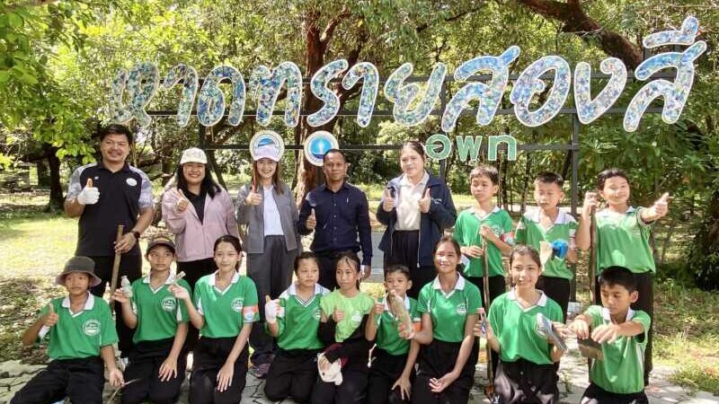 ตราด อบต.ไม้รูดร่วมกับมูลนิธิเพื่อการพัฒนาที่ยั่งยืน จัดกิจกรรมจัดเก็บขยะสถานที่ท่องเที่ยวชายหาดสองสี ต.ไม้รูด อ.คลองใหญ่ จ.ตราด