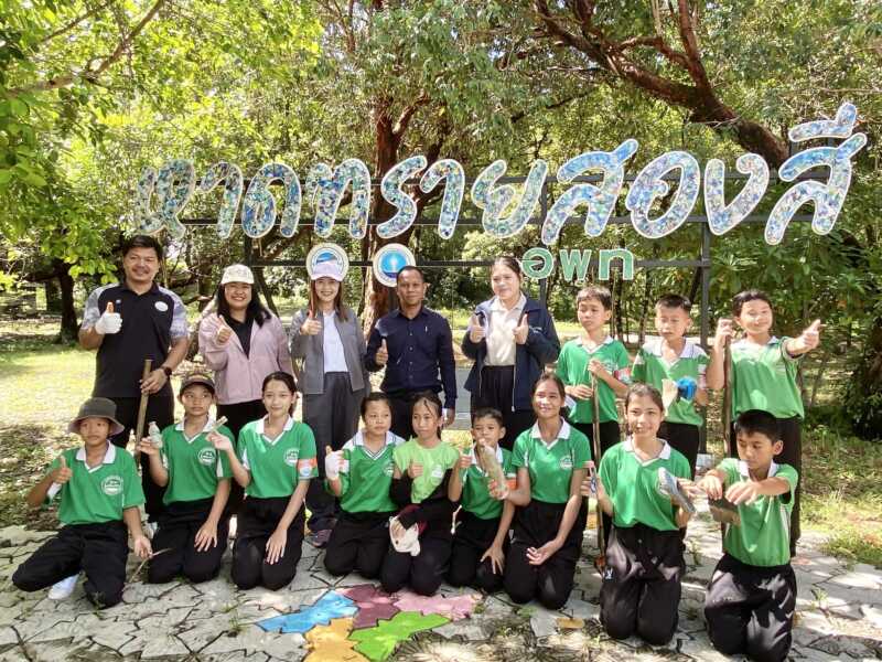 ตราด อบต.ไม้รูดร่วมกับมูลนิธิเพื่อการพัฒนาที่ยั่งยืน จัดกิจกรรมจัดเก็บขยะสถานที่ท่องเที่ยวชายหาดสองสี ต.ไม้รูด อ.คลองใหญ่ จ.ตราด