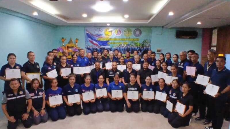 กอ.รมน.ชุมพร เชิดชู 2 ฮีโร่ ทสปช. บล็อกเหตุร้ายทันควัน​ งานวันไหล! หม่องพกปืนเกือบประชิดเวที “อนุทิน”ทสปช. บล็อกเหตุร้ายได้ทันควัน