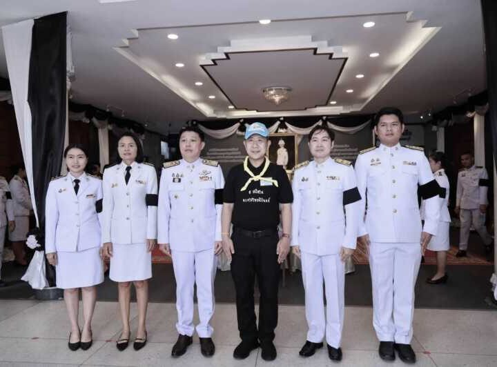ผู้ว่าฯ ชลบุรี นำทีมจิตอาสาพระราชทาน หลอมรวมใจบริการประชาชน ในพิธีถวายน้ำสรงพระศพเบื้องหน้าพระรูป
