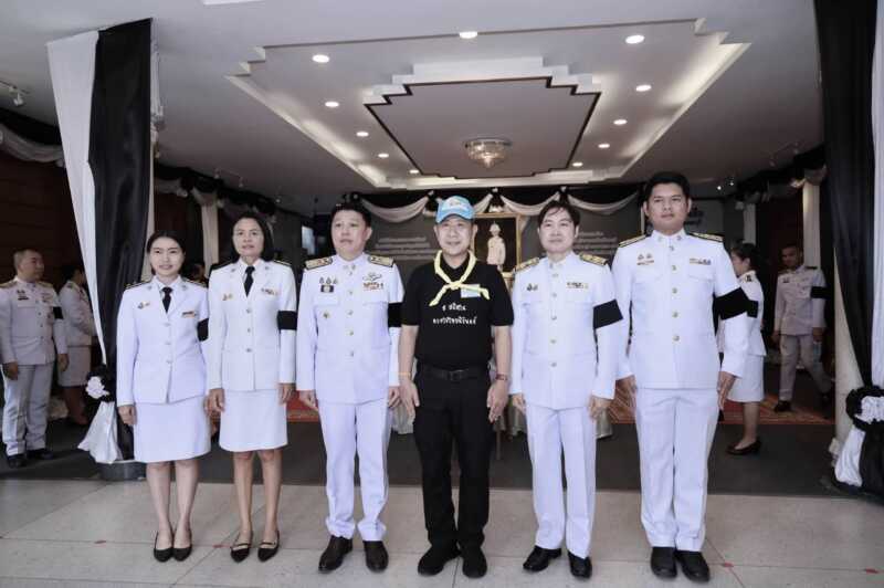 ผู้ว่าฯ ชลบุรี นำทีมจิตอาสาพระราชทาน หลอมรวมใจบริการประชาชน ในพิธีถวายน้ำสรงพระศพเบื้องหน้าพระรูป