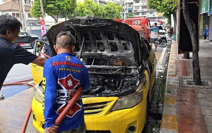 ระทึกกลางวันแสกๆ! ไฟไหม้แท็กซี่วอดทั้งคัน ย่านบางปะแก้ว คนขับวัย 69 ปี หนีตายหวุดหวิด