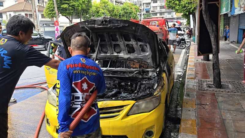 ระทึกกลางวันแสกๆ! ไฟไหม้แท็กซี่วอดทั้งคัน ย่านบางปะแก้ว คนขับวัย 69 ปี หนีตายหวุดหวิด