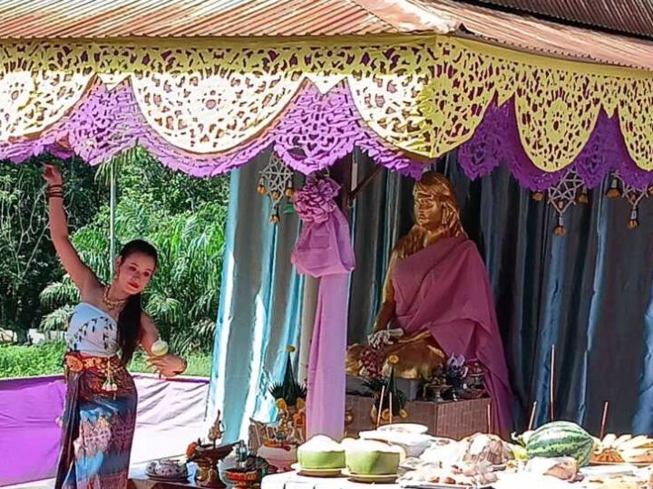 ​ชุมพร-ฮือฮาทั้งประเทศ! เปิดตำนานลี้ลับ “เจ้าแม่ร้านตัดผม” คอหวยแห่ร่วมพิธีบวงสรวงใหญ่-เผยเลขเด็ดลุ้นรวย!