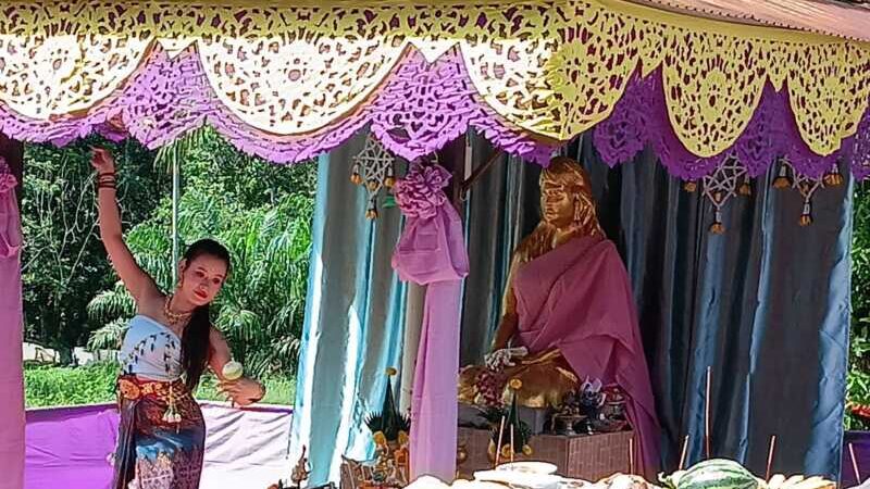 ​ชุมพร-ฮือฮาทั้งประเทศ! เปิดตำนานลี้ลับ “เจ้าแม่ร้านตัดผม” คอหวยแห่ร่วมพิธีบวงสรวงใหญ่-เผยเลขเด็ดลุ้นรวย!