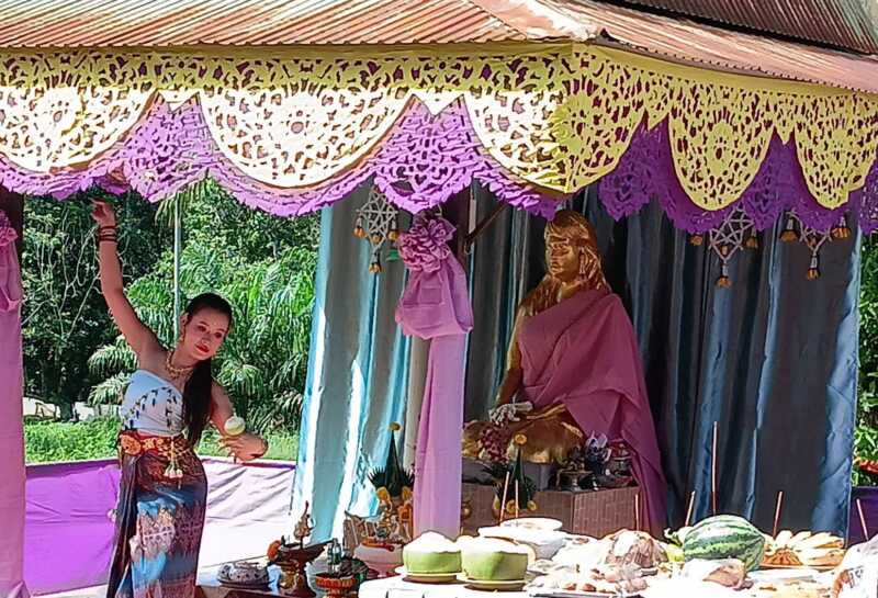 ​ชุมพร-ฮือฮาทั้งประเทศ! เปิดตำนานลี้ลับ “เจ้าแม่ร้านตัดผม” คอหวยแห่ร่วมพิธีบวงสรวงใหญ่-เผยเลขเด็ดลุ้นรวย!