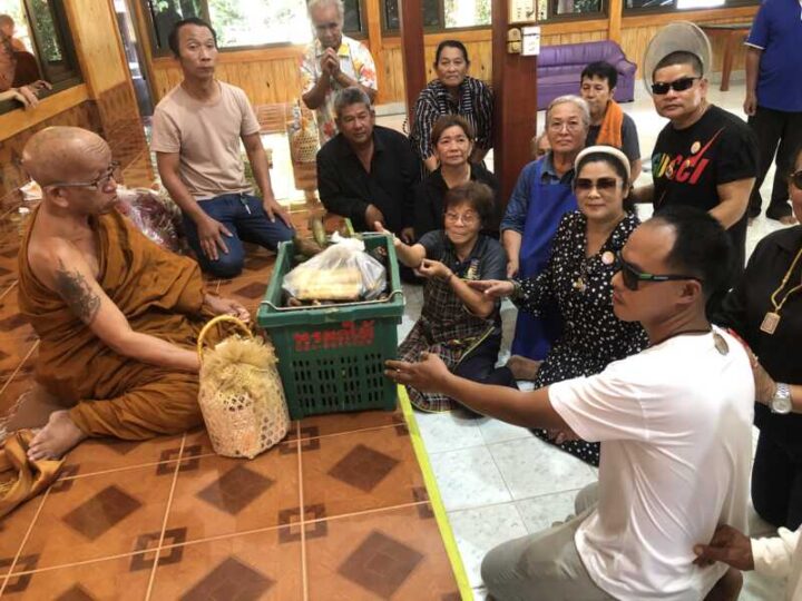 พระอธิการประทุม อุปโล เจอาอาวาสวัดเขาตานก คุณดอม อุทัยวัฒน์ คุณคณิศร คำพันธ์ คุณจำนงค์ หาญปราบ ชาวตำบลเขาบายศรี อ.ท่าใหม่ จ.จันทบุรี ตลอดจนผู้มีจิตศรัทธาร่วมกันบริจาคผลไม้ นำผ้าป่าผลไม้ เช่น ทุเรียน มังคุด ลองกอง เงาะ กระท้อน สละ มาทอดถวายให้กับพระภิกษุสงฆ์ และแจกจ่ายให้กับชาวบ้านที่มาร่วมงานกันอย่างล้นหลาม