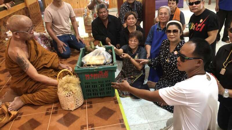 พระอธิการประทุม อุปโล เจอาอาวาสวัดเขาตานก คุณดอม อุทัยวัฒน์ คุณคณิศร คำพันธ์ คุณจำนงค์ หาญปราบ ชาวตำบลเขาบายศรี อ.ท่าใหม่ จ.จันทบุรี ตลอดจนผู้มีจิตศรัทธาร่วมกันบริจาคผลไม้ นำผ้าป่าผลไม้ เช่น ทุเรียน มังคุด ลองกอง เงาะ กระท้อน สละ มาทอดถวายให้กับพระภิกษุสงฆ์ และแจกจ่ายให้กับชาวบ้านที่มาร่วมงานกันอย่างล้นหลาม