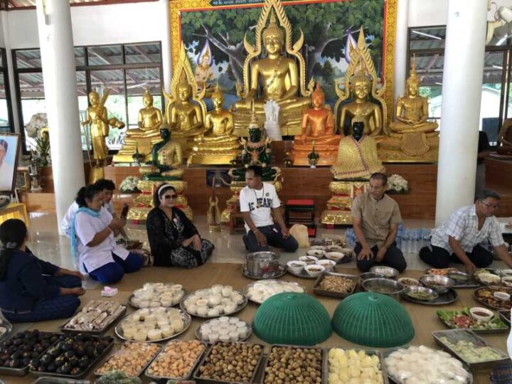 พระครูจันทรปภากรณ์ เจ้าอาวาสวัดป่าจิก ทำบุญตักบาตร เพื่ออุทิศส่วนกุศลผลบุญให้กับ ยายอ่อน เยาวกรณ์ มารดาผู้ให้กำเนิดที่ล่วงลับดับขันธ์ไปแล้ว