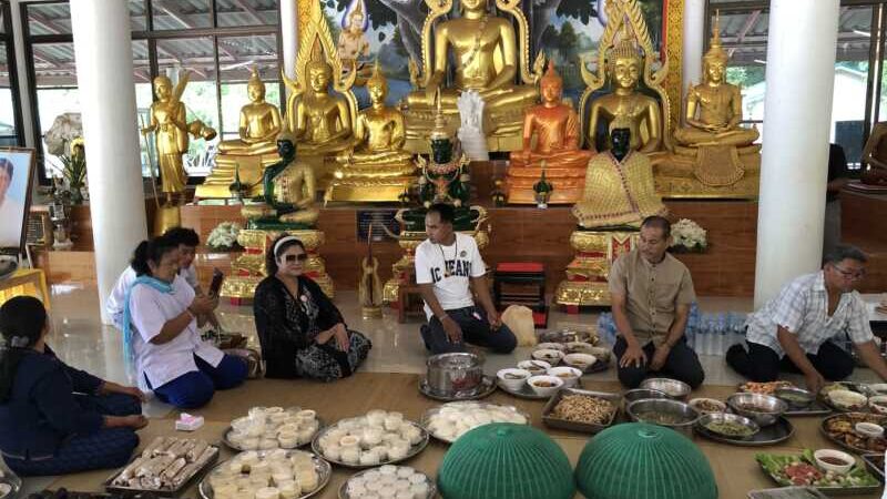พระครูจันทรปภากรณ์ เจ้าอาวาสวัดป่าจิก ทำบุญตักบาตร เพื่ออุทิศส่วนกุศลผลบุญให้กับ ยายอ่อน เยาวกรณ์ มารดาผู้ให้กำเนิดที่ล่วงลับดับขันธ์ไปแล้ว