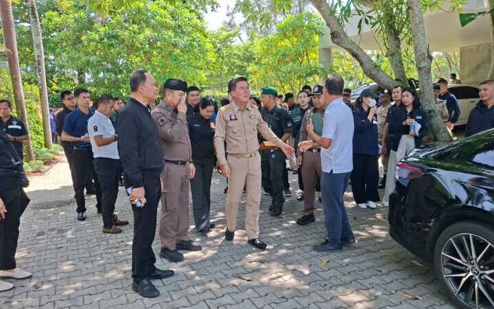 พังงา-ผู้ว่าพังงานำทีมสนธิกำลังบุกตรวจค้นวิลล่าหรู กวาดล้างขบวนการนอมินีในตะกั่วทุ่ง จับชาวอังกฤษวัย 77 ปี พร้อมขยายผลตรวจสอบเปิดโรงแรมเถื่อน