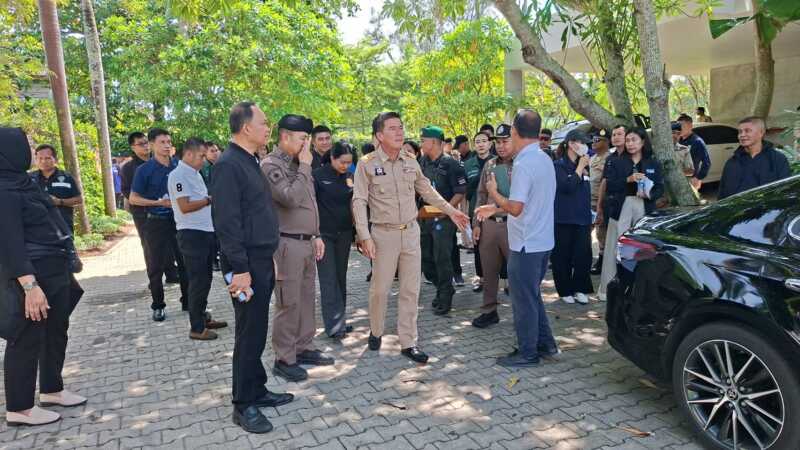 พังงา-ผู้ว่าพังงานำทีมสนธิกำลังบุกตรวจค้นวิลล่าหรู กวาดล้างขบวนการนอมินีในตะกั่วทุ่ง จับชาวอังกฤษวัย 77 ปี พร้อมขยายผลตรวจสอบเปิดโรงแรมเถื่อน