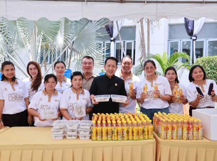 ชลบุรีสุขใจ! ผู้ว่าฯ นริศ นำทีมกาชาด-หัวหน้าส่วนราชการ เติมรอยยิ้มสู้ภัยเศรษฐกิจ จัดหนักเครื่องอุปโภคบริโภค-อาหารกล่อง ลง “ตู้ปันสุข”