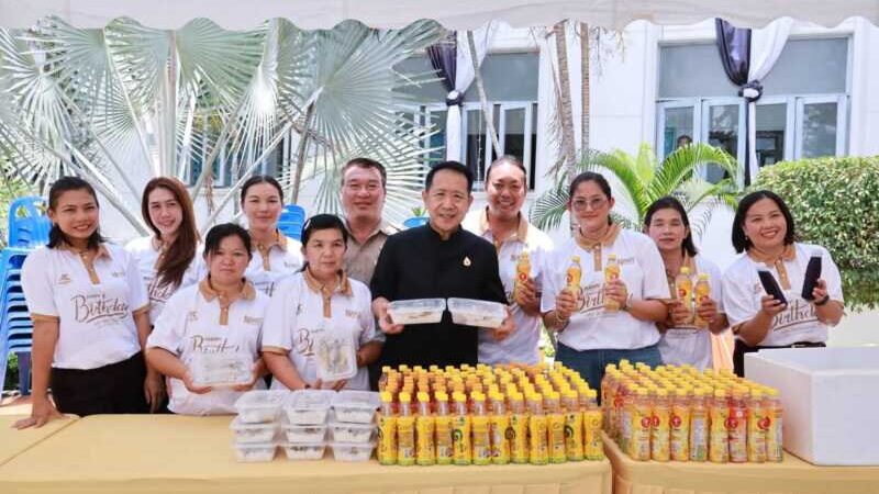 ชลบุรีสุขใจ! ผู้ว่าฯ นริศ นำทีมกาชาด-หัวหน้าส่วนราชการ เติมรอยยิ้มสู้ภัยเศรษฐกิจ จัดหนักเครื่องอุปโภคบริโภค-อาหารกล่อง ลง “ตู้ปันสุข”