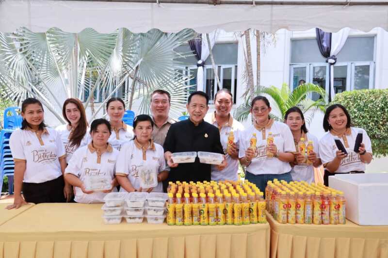 ชลบุรีสุขใจ! ผู้ว่าฯ นริศ นำทีมกาชาด-หัวหน้าส่วนราชการ เติมรอยยิ้มสู้ภัยเศรษฐกิจ จัดหนักเครื่องอุปโภคบริโภค-อาหารกล่อง ลง “ตู้ปันสุข”